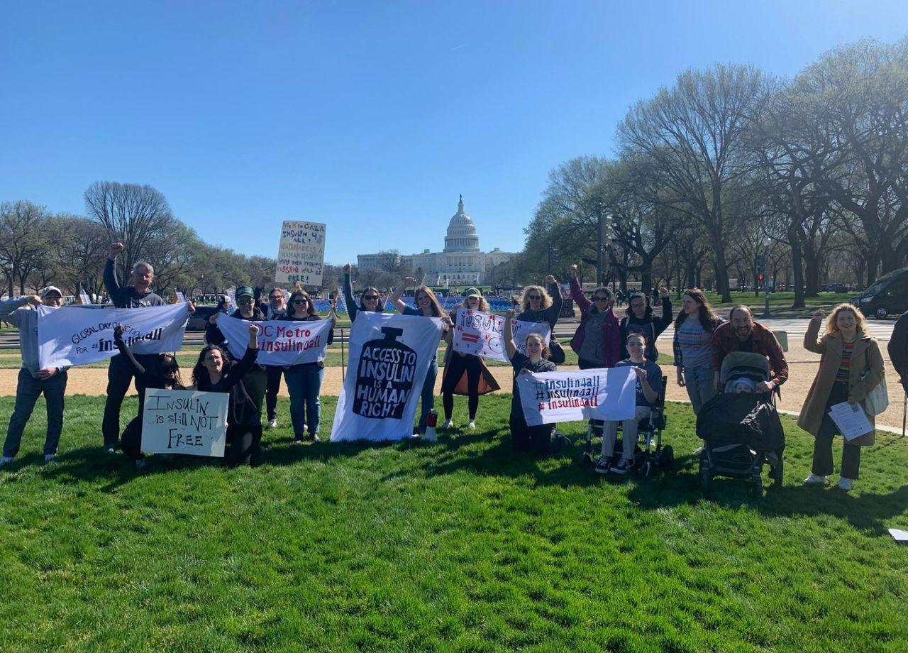 Des militants américains devant le Capitole à Washington D.C brandissent des banderoles. Sur l'une d'elles, on peut lire "l'accès à l'insuline est un droit humain"./T1International