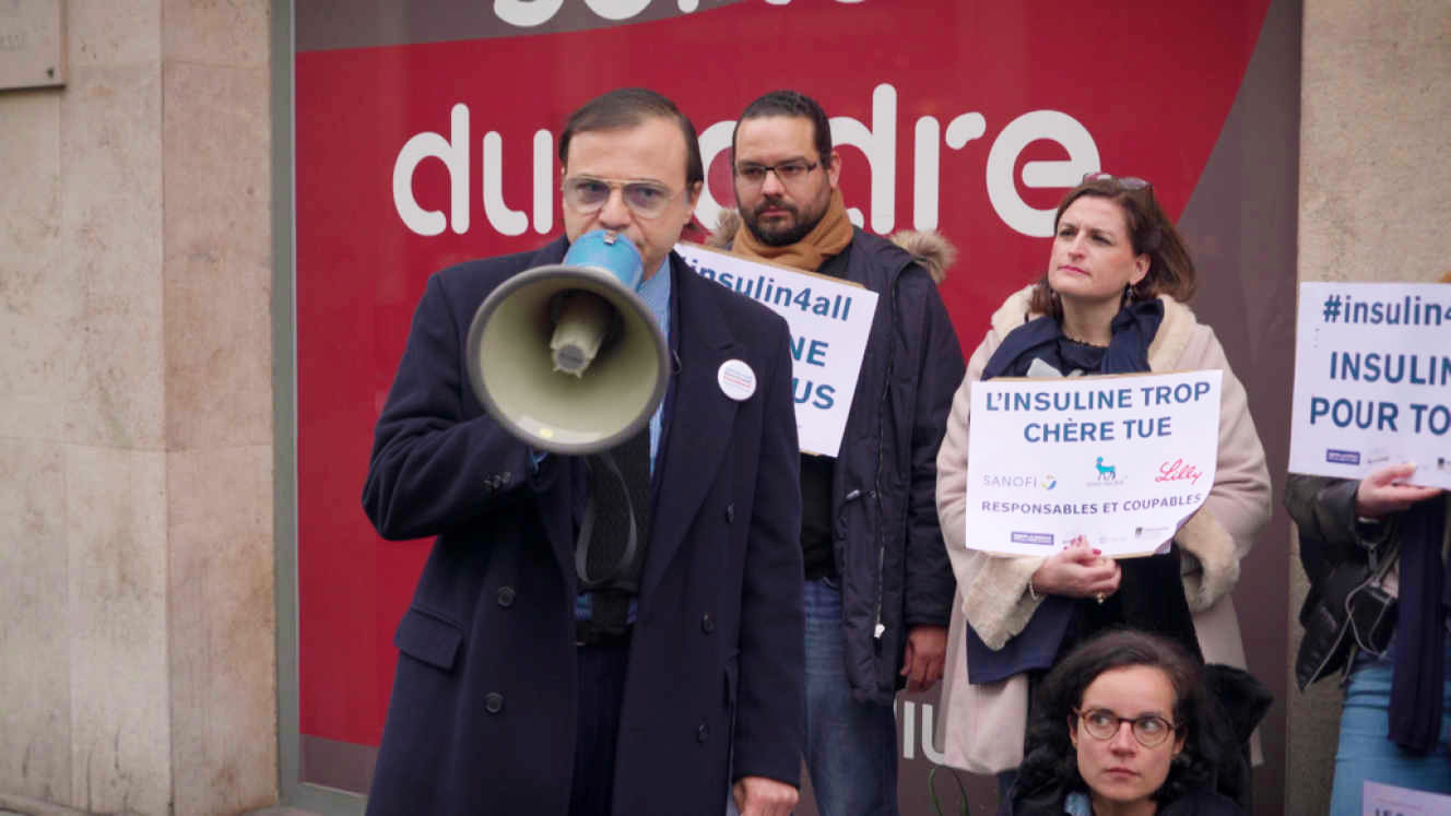 Bertrand Burgalat et les militants de l'association Diabète et Méchant devant le siège de Sanofi à Paris, le 8 janvier 2020 / Sister Productions 
